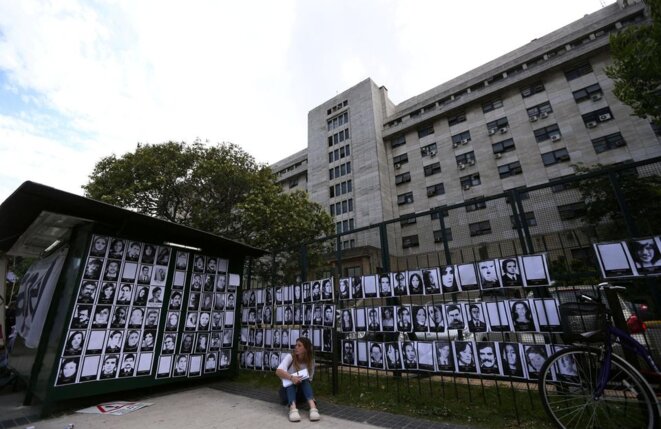En 2017, à Buenos Aires, des portraits de disparus sur les grilles du tribunal où étaient jugés des tortionnaires. © Marcos Brindicci / Reuters