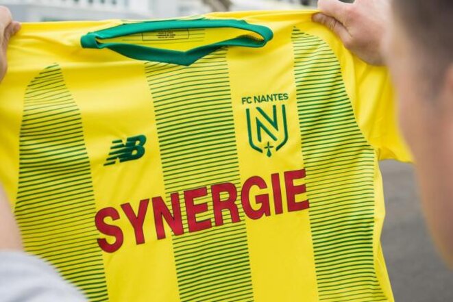 Le nouveau maillot du Football Club de Nantes, en compagnie de son nouvel emblème Le nouveau maillot du Football Club de Nantes, en compagnie de son nouvel emblème