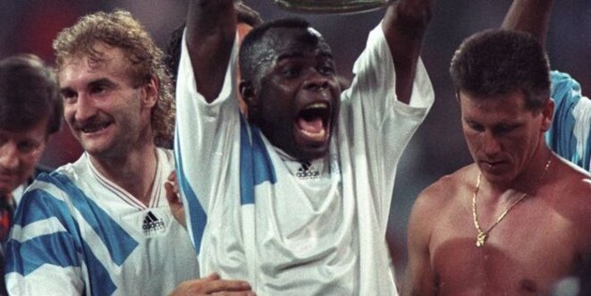 Basile Boli brandit la Ligue des Champions le soir de la victoire de l'OM face au Milan AC, le 26 mai 1993 à Munich. © Reuters Basile Boli brandit la Ligue des Champions le soir de la victoire de l'OM face au Milan AC, le 26 mai 1993 à Munich. © Reuters