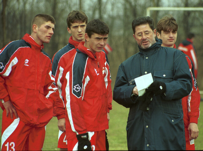 Cornel Dinu (à droite) et ses joueurs du Dinamo Bucarest, lorsqu'il dirigeait le club au début des années 2000. © Gazeta Sporturilor Cornel Dinu (à droite) et ses joueurs du Dinamo Bucarest, lorsqu'il dirigeait le club au début des années 2000. © Gazeta Sporturilor