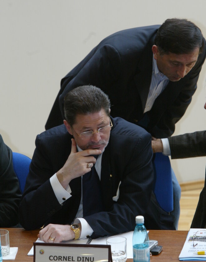 Cornel Dinu (en bas) et Ion Crăciunescu, l'arbitre roumain qu'il dit avoir corrompu en 1992 à la demande de Bernard Tapie. © Gazeta Sporturilor Cornel Dinu (en bas) et Ion Crăciunescu, l'arbitre roumain qu'il dit avoir corrompu en 1992 à la demande de Bernard Tapie. © Gazeta Sporturilor