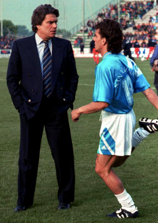 Bernard Tapie avec son joueur Jean-Jacques Eydelie peu avant le match achetéOM/Valenciennes le 20 mai 1993. © Reuters Bernard Tapie avec son joueur Jean-Jacques Eydelie peu avant le match achetéOM/Valenciennes le 20 mai 1993. © Reuters