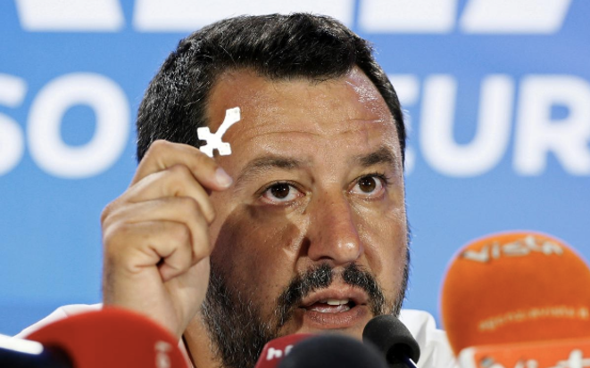 Matteo Salvini tient un crucifix lors d’un meeting, en mai 2019. © Reuters