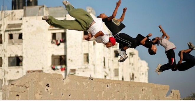 LE PARKOUR D’AL QODS: UNE ACROBATIQUE DE RÉSISTANCE AU DESSUS D’UN FOYER D’ANKYLOSE -E’M.C. © Palestine - E’M.C. LE PARKOUR D’AL QODS: UNE ACROBATIQUE DE RÉSISTANCE AU DESSUS D’UN FOYER D’ANKYLOSE -E’M.C. © Palestine - E’M.C.