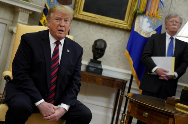 Donald Trump en el Despacho Oval de la Casa Blanca, el 3 de mayo de 2019. Detrás de él, a la derecha, John Bolton. © Reuters