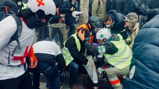Paris le 12/01/2019. Manifestant touchée au niveau des yeux par un LBD 40 © Pierre Thomas/IPR Paris le 12/01/2019. Manifestant touchée au niveau des yeux par un LBD 40 © Pierre Thomas/IPR