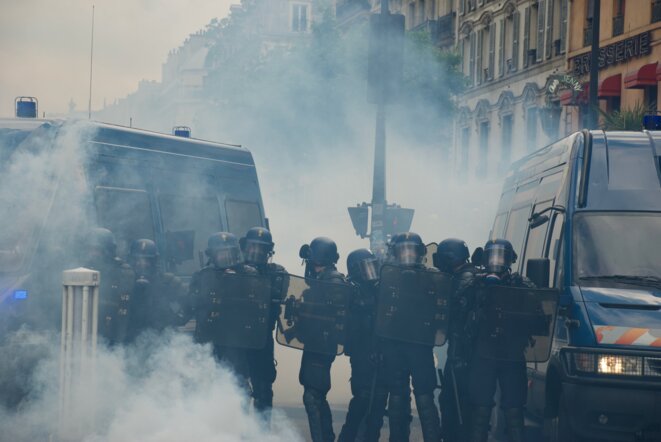 Les gendarmes se retrouvent victimes de leurs propres tirs de gaz CS. Paris le 25/05/2019 © Pierre Thomas/IPR Les gendarmes se retrouvent victimes de leurs propres tirs de gaz CS. Paris le 25/05/2019 © Pierre Thomas/IPR