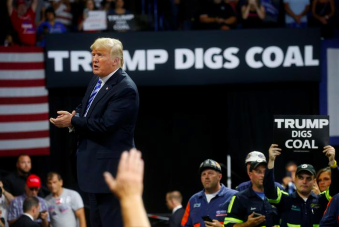 Meeting de Donald Trump avec des mineurs à Charleston, Virginie-Occidentale, le 21 août 2018. © Reuters Meeting de Donald Trump avec des mineurs à Charleston, Virginie-Occidentale, le 21 août 2018. © Reuters