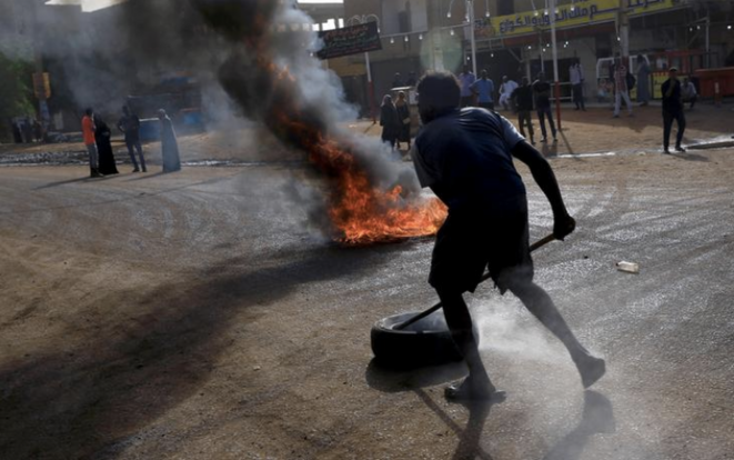 Khartoum (Soudan), le 3 juin 2019. Un manifestant tente d'ériger une barricade. © Reuters Khartoum (Soudan), le 3 juin 2019. Un manifestant tente d'ériger une barricade. © Reuters