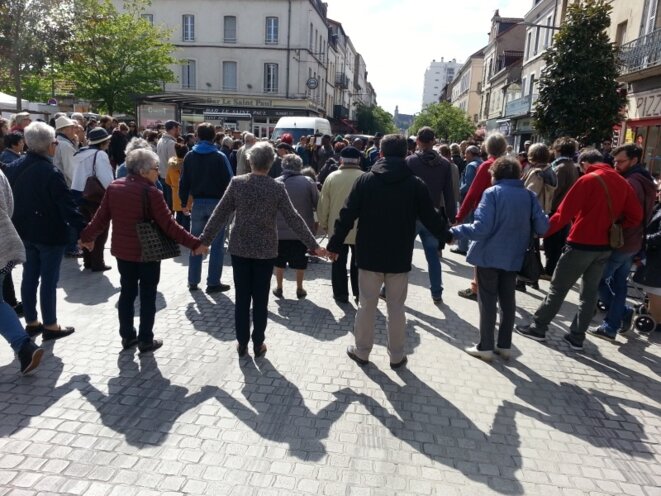 Le 12 mai dernier, un cercle de silence en soutien aux MNA de l’Allier a réuni, à l’initiative de RESF et LDH 03, entre 150 et 300 personnes sur le parvis de l’église Saint-Paul, à Montluçon. © RegardActu Le 12 mai dernier, un cercle de silence en soutien aux MNA de l’Allier a réuni, à l’initiative de RESF et LDH 03, entre 150 et 300 personnes sur le parvis de l’église Saint-Paul, à Montluçon. © RegardActu