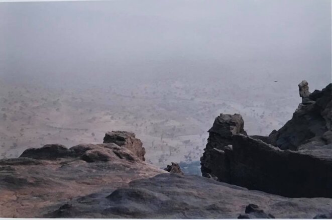 Vue sur le Burkina Faso embrumé du sommet de la falaise de Bandiagara, à proximité de Sangha Vue sur le Burkina Faso embrumé du sommet de la falaise de Bandiagara, à proximité de Sangha