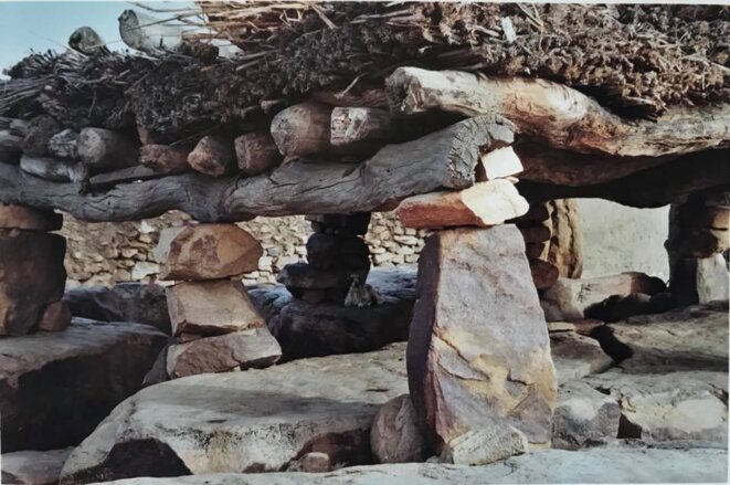 "Toguna", ou case à palabres, à Sangha. "Toguna", ou case à palabres, à Sangha.