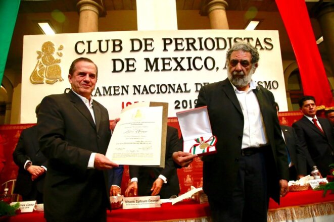 Le Prix national du journalisme est décerné à Julian Assange, reçu en son nom par l'ex-chancelier de l'Equateur, Ricardo Patiño et Pedro Miguel, chroniqueur pour "La Jornada". Photo Luis Castillo Le Prix national du journalisme est décerné à Julian Assange, reçu en son nom par l'ex-chancelier de l'Equateur, Ricardo Patiño et Pedro Miguel, chroniqueur pour "La Jornada". Photo Luis Castillo