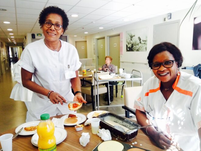 Bineta, aide-soignante et Fabienne, agent des services hospitaliers à l’Ehpad Korian Les Arcades à Paris pendant l’atelier crêpes. © Caroline Pastorelli Bineta, aide-soignante et Fabienne, agent des services hospitaliers à l’Ehpad Korian Les Arcades à Paris pendant l’atelier crêpes. © Caroline Pastorelli
