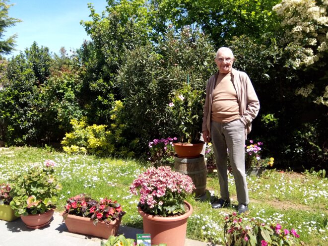 André, 93 ans, est résident de l’Ehpad Korian Les Lierres au Perreux-sur-Marne. Derrière lui, le jardin qu’il entretient tous les jours. © Caroline Pastorelli André, 93 ans, est résident de l’Ehpad Korian Les Lierres au Perreux-sur-Marne. Derrière lui, le jardin qu’il entretient tous les jours. © Caroline Pastorelli