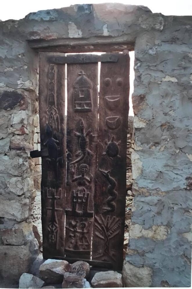 Cosmogonie dogon sur les portes des enclos et greniers à outils ou à mil. Cosmogonie dogon sur les portes des enclos et greniers à outils ou à mil.
