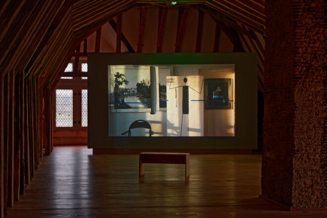 Babette Mangolte, "Edward Krasiński’s Studio", vidéo, 2006, Spaces to SEE. Musée d'art contemporain de la Haute-Vienne, château de Rochechouart, 2019. © Babette Mangolte, Photo : Aurélien Mole Babette Mangolte, "Edward Krasiński’s Studio", vidéo, 2006, Spaces to SEE. Musée d'art contemporain de la Haute-Vienne, château de Rochechouart, 2019. © Babette Mangolte, Photo : Aurélien Mole