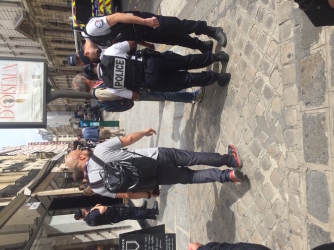 Devant l'ambassade de Grande Bretagne, 14 juin 2019, dans un monde à l'envers. Devant l'ambassade de Grande Bretagne, 14 juin 2019, dans un monde à l'envers.