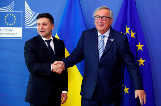 Volodymyr Zelensky (à gauche), le nouveau président ukrainien, le 4 juin 2019, à Bruxelles, avec Jean-Claude Juncker, président de la Commission européenne. © Reuters