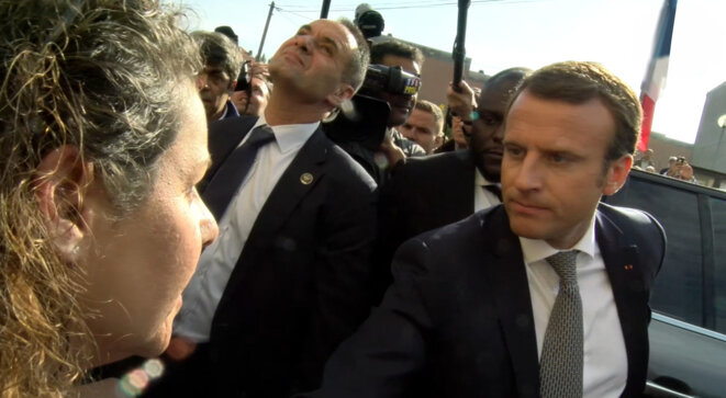 Emmanuel Macron recevant notre lettre ouverte en mains propres lors d’une tournée en Moselle Emmanuel Macron recevant notre lettre ouverte en mains propres lors d’une tournée en Moselle