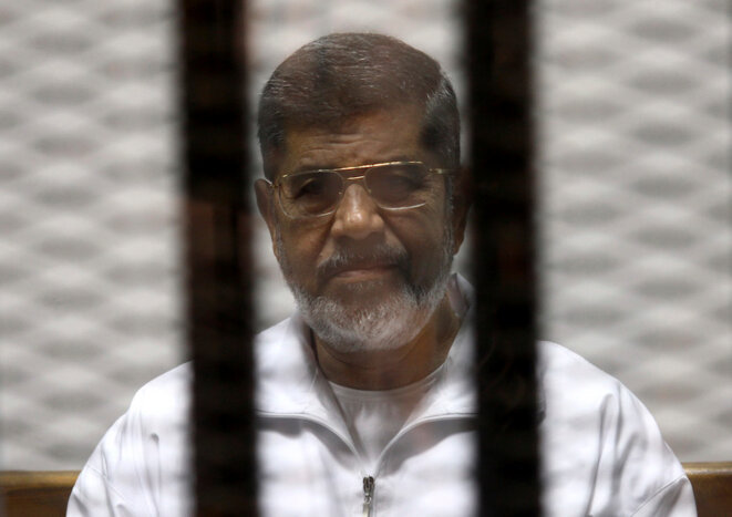 8 mai 2014. Mohamed Morsi durant son procès. © Reuters 8 mai 2014. Mohamed Morsi durant son procès. © Reuters