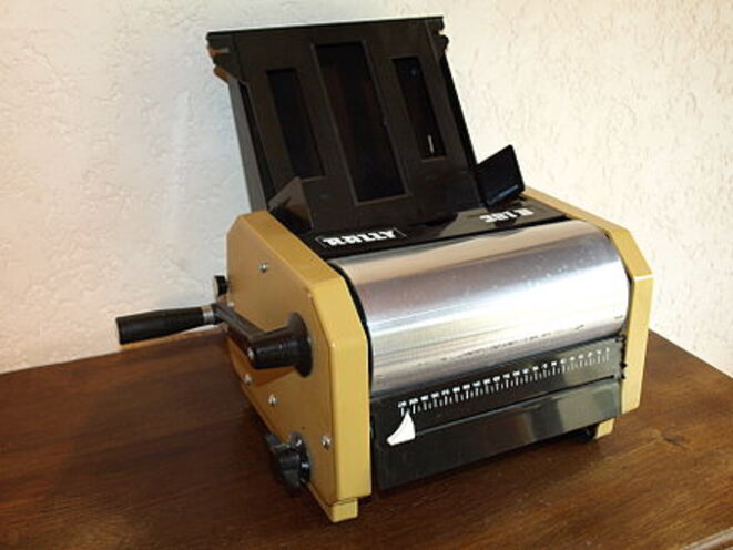 440px-machine-a-polycopier-a-alcool-4