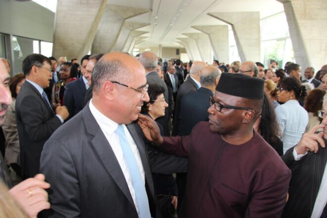 S. Exc. Monsieur Ibrahim ALBALAWI, Ambassadeur, Délégué permanent du Royaume d’Arabie Saoudite auprès de l’UNESCO en discussion avec un invité. S. Exc. Monsieur Ibrahim ALBALAWI, Ambassadeur, Délégué permanent du Royaume d’Arabie Saoudite auprès de l’UNESCO en discussion avec un invité.
