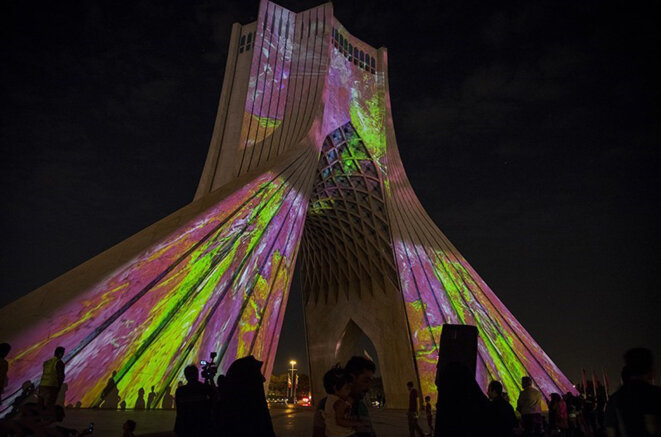 Projection monumentale sonore et visuelle du Labyrinthe du temps de Stéphane de Gérando sur la tour Azadi Projection monumentale sonore et visuelle du Labyrinthe du temps de Stéphane de Gérando sur la tour Azadi