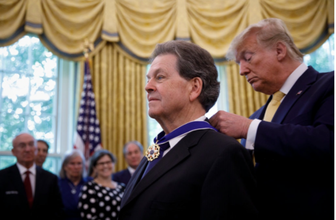 Donald Trump décore Arthur Laffer le 18 juin 2019 à la Maison Blanche. © DR Donald Trump décore Arthur Laffer le 18 juin 2019 à la Maison Blanche. © DR