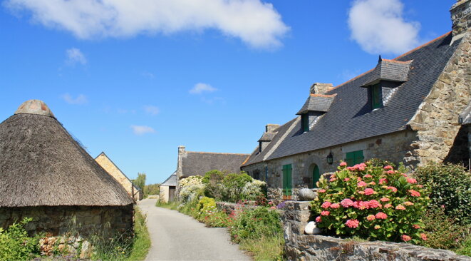 Le "voyage" commence dans le hameau de Hobbits ! © Patrice Morel (juin 2019) Le "voyage" commence dans le hameau de Hobbits ! © Patrice Morel (juin 2019)