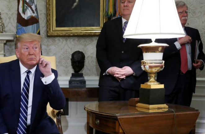 Donald Trump en la Casa Blanca, el 20 de junio de 2019. En segundo plano, sus dos consejeros partidarios de una guerra contra Irán, Mike Pompéo y John Bolton. © Reuters Donald Trump en la Casa Blanca, el 20 de junio de 2019. En segundo plano, sus dos consejeros partidarios de una guerra contra Irán, Mike Pompéo y John Bolton. © Reuters