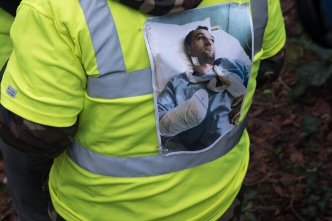 Acte 8 de la mobilisation: Un gilet jaune arbore la photo de Frédéric Roy, 35 ans qui a subi une amputation de la main suite à l'explosion d'une grenade, le 1er décembre à Bordeaux. © E.B