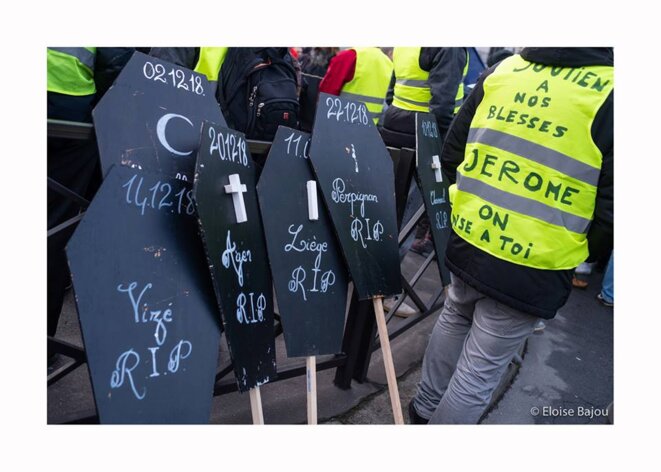 Des pancartes en mémoire des gilets jaunes décédés depuis le début de la mobilisation. Paris - 2 février 2019 Des pancartes en mémoire des gilets jaunes décédés depuis le début de la mobilisation. Paris - 2 février 2019