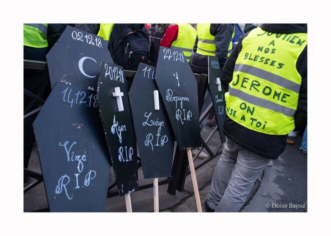 Des pancartes en mémoire des gilets jaunes décédés depuis le début de la mobilisation. Paris - 2 février 2019