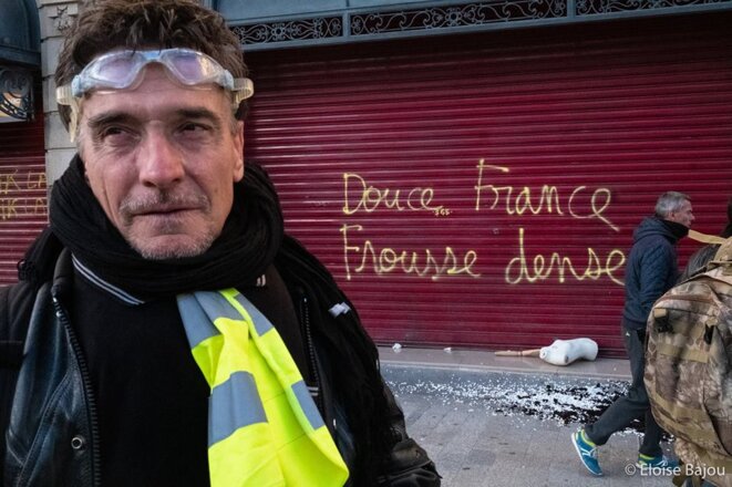 Slogan taggé sur un rideau métalique des Champs Elysées - Paris - 16 mars 2019 © E.B Slogan taggé sur un rideau métalique des Champs Elysées - Paris - 16 mars 2019 © E.B