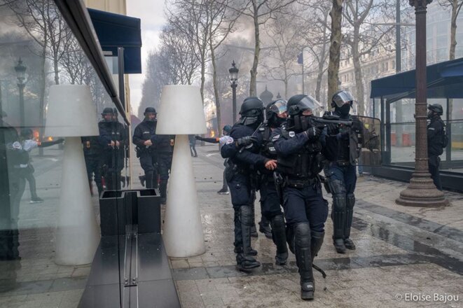 Evacuation des CSI quelques minutes après la bousculade dont a été victime le journaliste Remy Buisine. Il filmait alors des agents en train de mettre des maillots dans un sac suite au saccage de la boutique du PSG sur les Champs Elysées - Paris - 16 mars 2019 © E.B