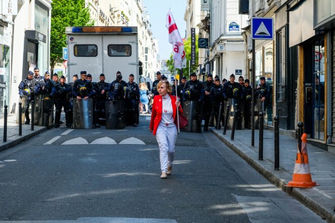 Une militante d'attac retourne vers le cortége après un échange avec les forces de l'ordre en marge de la manifestantion dite "la fête à Macron" - Paris - 5 mai 2018 Une militante d'attac retourne vers le cortége après un échange avec les forces de l'ordre en marge de la manifestantion dite "la fête à Macron" - Paris - 5 mai 2018