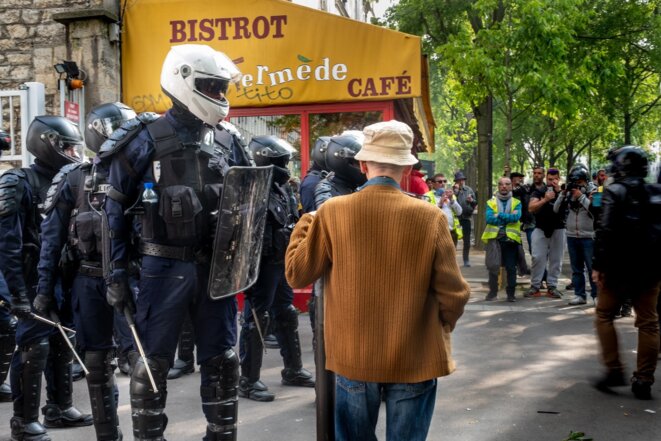 1er mai, des gilets jaunes et des passants observent l'action des forces de l'ordre lors de l'interpellation des manifestants réfugiés dans la cour séparant une résidence du Crous de l'hopital de la pitié salpétrière.