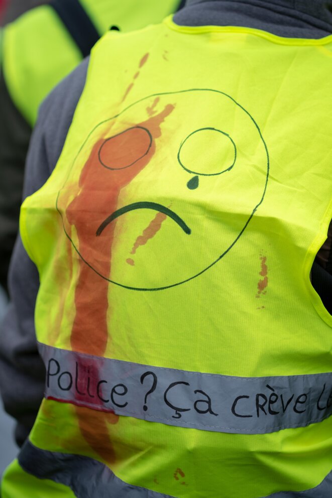 Un des slogans réccurents figurant sur les gilets jaunes des manifestants lors des différents actes de la mobilisation de début 2019. Paris - 2 février 2019