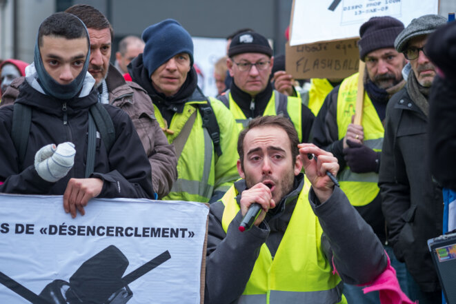 Robin Pagès, entouré d'autre blessés lors de la marche contre les violence policières du 2 février 2019, ou acte XII de la mobilisation des gilets jaunes à Paris. Il a été griévement blessé au pied le 15 aout 2017 par l'explosion d'une grenade lors de la manifestation contre le projet d'enfoussement de déchets nucléaires de Bure.
