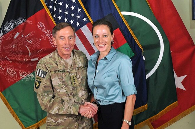 Petraeus avec sa biographe et maîtresse Paula Broadwell. (Wikimedia Commons) Petraeus avec sa biographe et maîtresse Paula Broadwell. (Wikimedia Commons)
