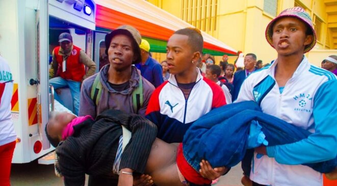 Cette image symbolise la situation globale à Madagascar, à bras le corps, le peuple supporte le mal qu'il subisse, leurs morts sont les leurs, personne n'en sera tenue responsable, ni la présidence principale organisatrice de la fête nationale malgache, ni les deux ministères qui ont patronné les préparatifs. Leurs excuses suffiront, Madagascar est un pays où tout est permis. Cette image symbolise la situation globale à Madagascar, à bras le corps, le peuple supporte le mal qu'il subisse, leurs morts sont les leurs, personne n'en sera tenue responsable, ni la présidence principale organisatrice de la fête nationale malgache, ni les deux ministères qui ont patronné les préparatifs. Leurs excuses suffiront, Madagascar est un pays où tout est permis.