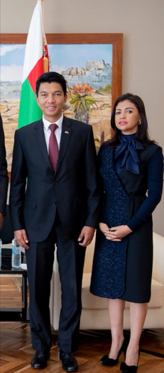 Un couple, de prime abord, doux et mignon, on est loin d'imaginer de quoi ce couple est capable. Un couple, de prime abord, doux et mignon, on est loin d'imaginer de quoi ce couple est capable.