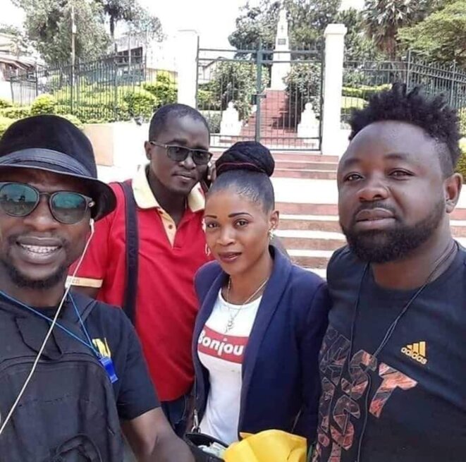 Le 18 mai devant la poste centrale de Yaounde. 1. Raymond Anama Jules (à gauche), 2. Dr. Wemba Christian, 3. Mbakop Yannick, 4. Mlle Tchuem Juliette, jeune étudiante anglophone, 5. Talla et 6. le jeune Jean Stanislas TOKAM (sur la photo) vont passer leur deuxième nuit en détention dans les locaux de la direction nationale de la police judiciaire à Elig Essono-Yaoundé. Le 18 mai devant la poste centrale de Yaounde. 1. Raymond Anama Jules (à gauche), 2. Dr. Wemba Christian, 3. Mbakop Yannick, 4. Mlle Tchuem Juliette, jeune étudiante anglophone, 5. Talla et 6. le jeune Jean Stanislas TOKAM (sur la photo) vont passer leur deuxième nuit en détention dans les locaux de la direction nationale de la police judiciaire à Elig Essono-Yaoundé.