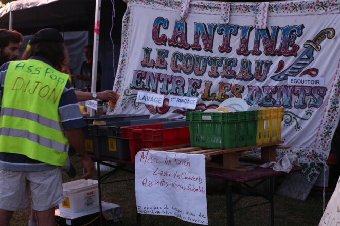 Plusieurs groupes locaux de gilets jaunes se sont associés avec des cantines solidaires, comme celle de la Tannerie et le groupe de Dijon. © MG Plusieurs groupes locaux de gilets jaunes se sont associés avec des cantines solidaires, comme celle de la Tannerie et le groupe de Dijon. © MG
