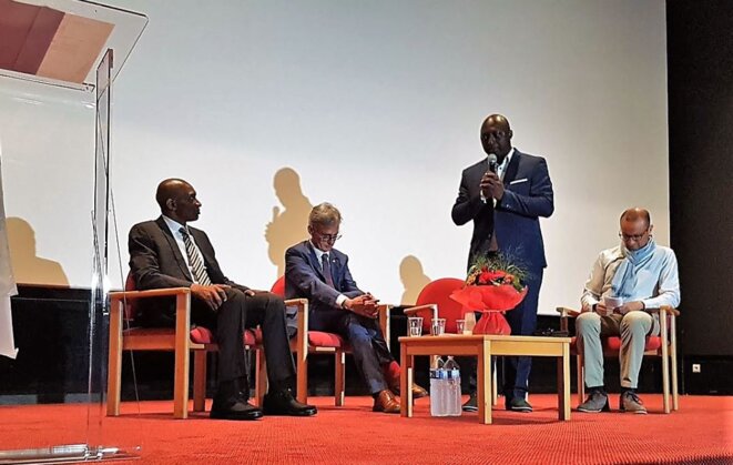 Cérémonie du 29 juin -Debout, le journaliste Louis Magloire Keumayou Cérémonie du 29 juin -Debout, le journaliste Louis Magloire Keumayou