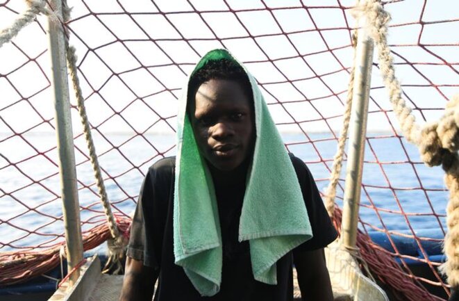 Un migrant à bord du « Sea-Watch 3 », le 27 juin. © Reuters