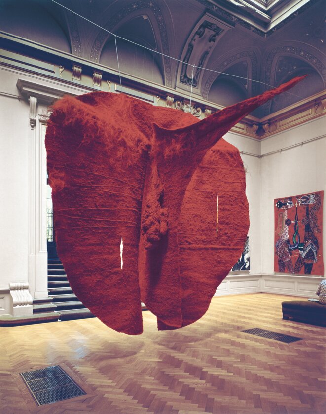 Magdalena Abakanowicz, Pologne (1930-2017) Abakan rouge, 1969 Haute-lisse, sisal, 400 x 400 x 350 cm Atelier de l’artiste 4e Biennale de Lausanne, 1969 Collection Tate : presented anonymously 2009 © Photo : Stamm & Saxod, Lausanne Magdalena Abakanowicz, Pologne (1930-2017) Abakan rouge, 1969 Haute-lisse, sisal, 400 x 400 x 350 cm Atelier de l’artiste 4e Biennale de Lausanne, 1969 Collection Tate : presented anonymously 2009 © Photo : Stamm & Saxod, Lausanne