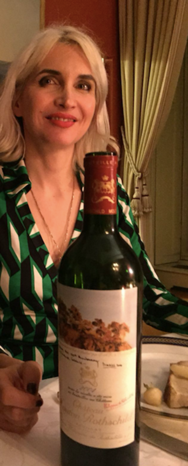 Séverine de Rugy smiling behind a bottle of Mouton-Rothschild 2004, valued at around 500 euros. © DR/Mediapart
