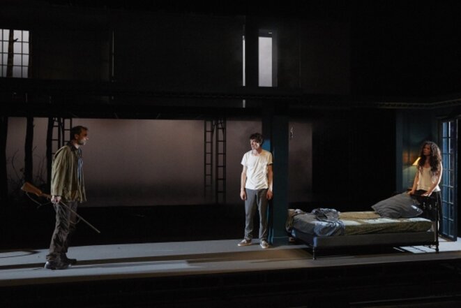 Avignon : entre théâtre et cinéma, Julie Duclos sert et cerne Maurice Maeterlinck